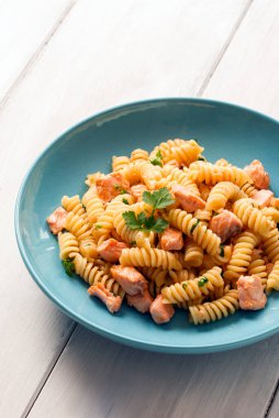 Somon balıklı lezzetli makarna, yakından bak.