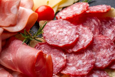 Baharatlı ve otlu taze salam.