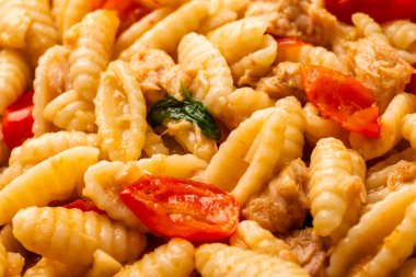 Etli ve sebzeli makarna.