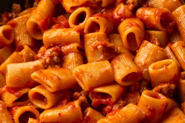 Domates soslu ve peynirli İtalyan makarnası.