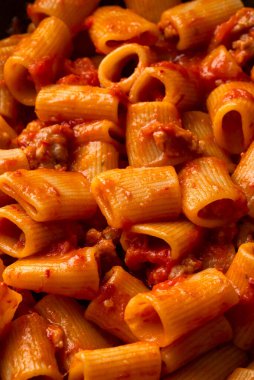 Domates soslu ve peynirli İtalyan makarnası.