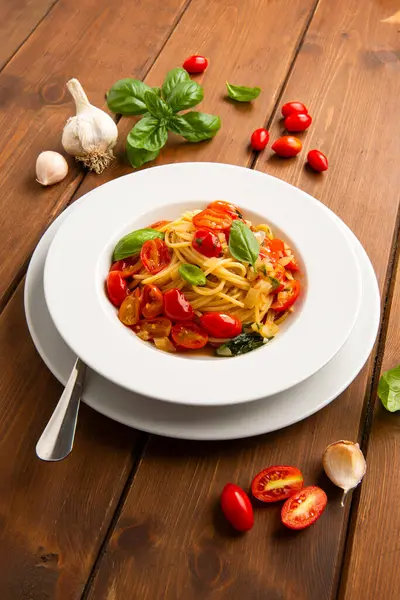 domatesli makarna, fesleğen, sarımsak, yakın çekim.