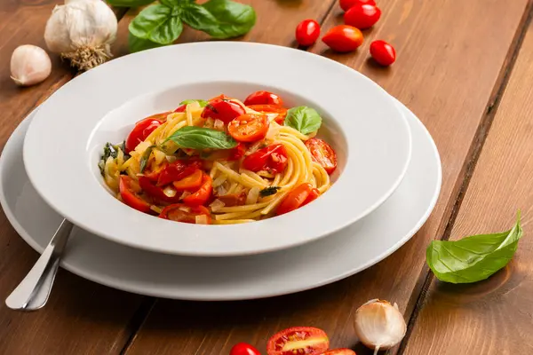 Tahta masada lezzetli spagetti ve fesleğen.