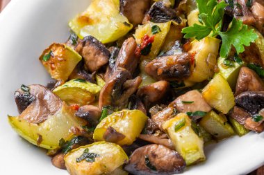 Lezzetli kızarmış mantarlar, patatesler, yakın çekim.