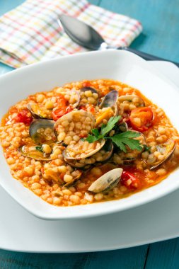 Deniz mahsullü risotto, midye ve karides, yakın plan.