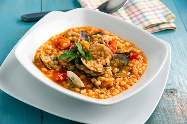 İspanyol paella, tipik İspanyol yemeği, yakın çekim.