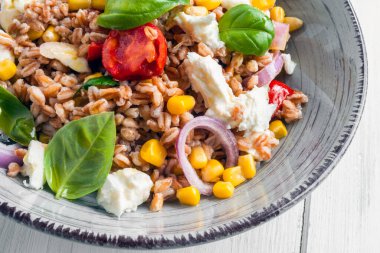 Peynirli ve sebzeli sağlıklı ve lezzetli bir salata.