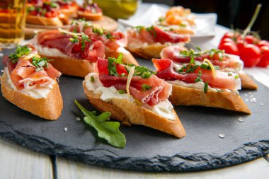Prosciutto ve domatesli lezzetli bruschetta.