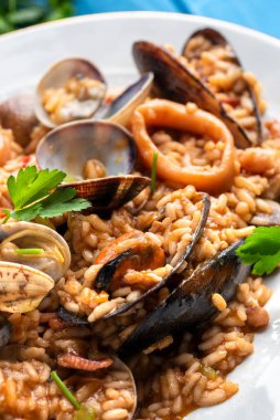 midyeli makarna ve deniz ürünleri, yakın çekim.