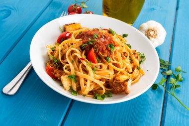 Domatesli spagetti, et ve sebze, yakın çekim.