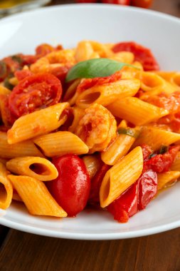 Domates soslu lezzetli makarna, yakın çekim.