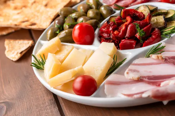 Tabakta farklı atıştırmalıklar var.