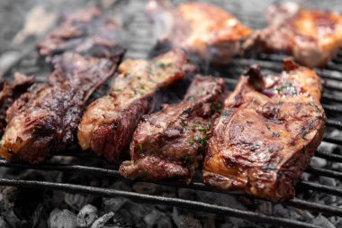 Izgara ızgarada baharatlı domuz pirzolası.