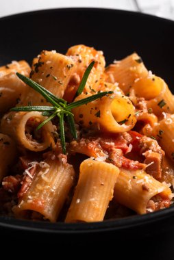 Lezzetli bolonez soslu rigatoni tabağı, İtalyan makarnası, Avrupa yemekleri. 