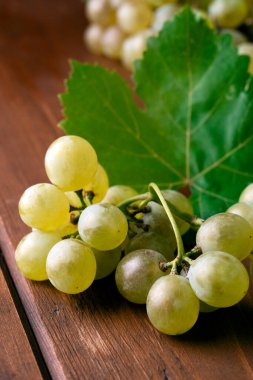 ahşap masa üzerinde Yeşil üzüm demet