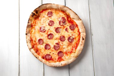 Peynirli ve sosisli taze pizza.