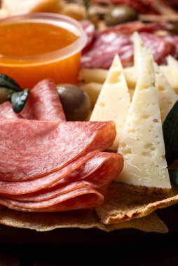 Bir tabak İtalyan antipastisi, peynirli, etli, zeytinli.