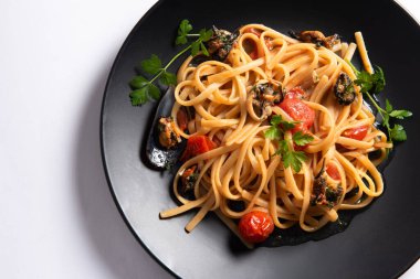 Midye soslu lezzetli linguin tabağı, İtalyan makarnası, Akdeniz tarifi. 