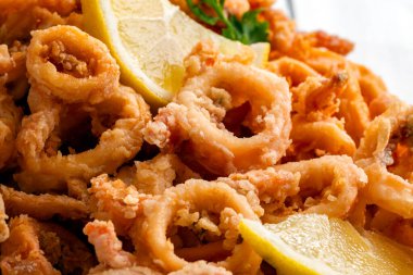 Kızarmış kalamar ve İtalyan yemeği yakın plan.