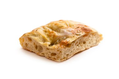 Tuz ve biberiyeyle dilimlenmiş Focaccia, beyaz arka planda izole edilmiş, İtalyan ekmeği.