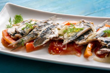 Soğan ve domatesli marine edilmiş sardalya, Akdeniz tarifi.