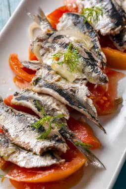 Soğan ve domatesli marine edilmiş sardalya, Akdeniz tarifi.