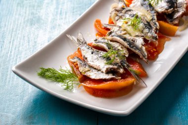 Soğan ve domatesli marine edilmiş sardalya, Akdeniz tarifi.