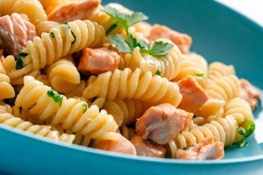 Mavi tabakta somonlu Fusilli, İtalyan makarnası.