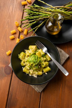 Bir tabak lezzetli mezze manikürü, yabani kuşkonmaz sosu ve parmesan peyniri, İtalyan makarnası, Avrupa yemekleri.