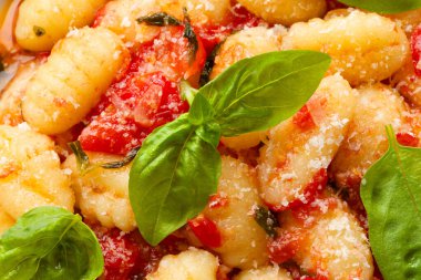 Domates soslu patates gnocchi, fesleğen ve peynir, İtalyan makarnası.