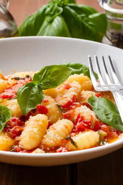 Domates soslu patates gnocchi, fesleğen ve peynir, İtalyan makarnası.