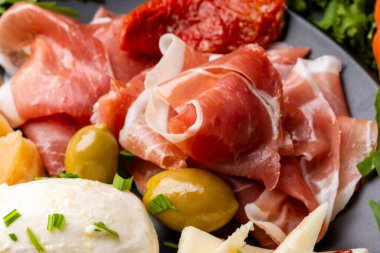 Prosciutto Crudo, lezzetli İtalyan aperatifleriyle birlikte yemek. 