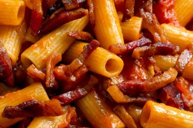 Amatriciana makarnası, geleneksel Roma makarnası tarifi, İtalyan yemeği.