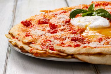 Pani frattau, geleneksel Sardunya mutfağı tarifi koyun suyuna batırılmış ve sos, pekorino peyniri ve yumurta ile tatlandırılmış karasau ekmeğine dayanır.