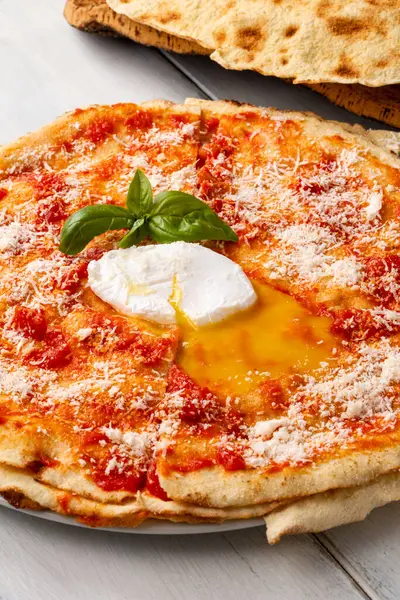 Pani frattau, geleneksel Sardunya mutfağı tarifi koyun suyuna batırılmış ve sos, pekorino peyniri ve yumurta ile tatlandırılmış karasau ekmeğine dayanır.