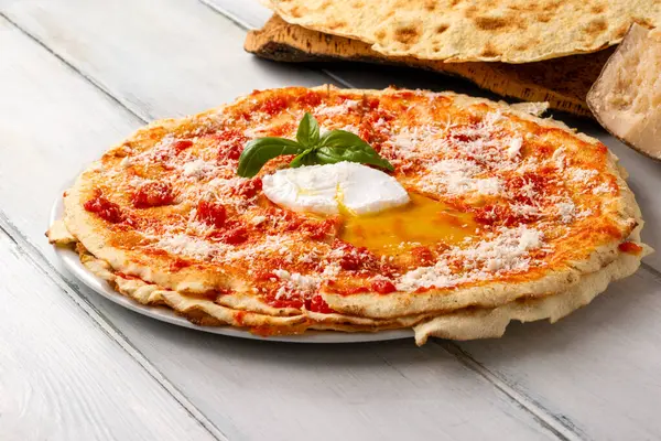 Pani frattau, geleneksel Sardunya mutfağı tarifi koyun suyuna batırılmış ve sos, pekorino peyniri ve yumurta ile tatlandırılmış karasau ekmeğine dayanır.