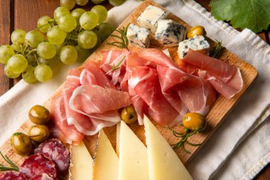 Pecorino, prosciutto crudo, salam ve gorgonzola, İtalyan aperatifleri.