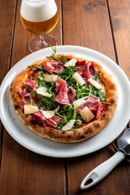 Prosciutto kabuklu, parmesanlı ve roketli nefis pinsa, İtalyan yemekleri, Avrupa gastronomisi