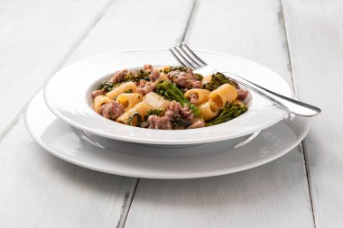 Brokoli ve domuz soslu makarna, İtalyan makarnası, Avrupa gastronomisi.