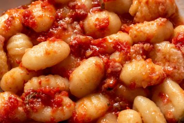 Domates soslu fırında patates gnocchi ve parmesanlı İtalyan yemeği.