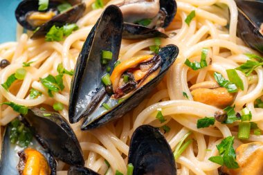 Midye ve maydanozlu spagetti, İtalyan makarnası, Akdeniz tarifi.
