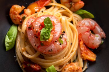 Karides soslu lezzetli linguin tabağı, İtalyan makarnası, Akdeniz tarifi.