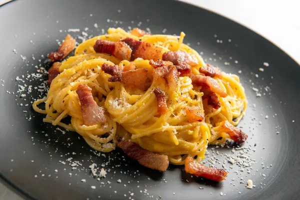 Bir tabak spagetti alla carbonara, geleneksel Roma mutfağı makarnası tarifi, İtalyan yemeği.