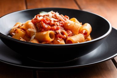 Lezzetli bolonez soslu rigatoni tabağı, İtalyan makarnası, Avrupa yemekleri.