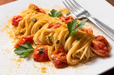 Çeri domatesli lezzetli spagetti, zeytinyağı ve fesleğen, İtalyan makarnası, Akdeniz diyeti.