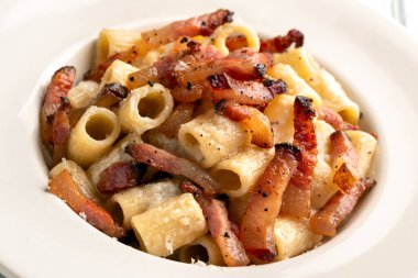 Gricia Macaroni, geleneksel Roma makarnası tarifi, İtalyan yemeği.