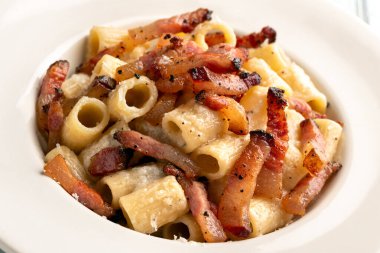 Gricia Macaroni, geleneksel Roma makarnası tarifi, İtalyan yemeği.