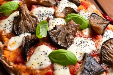 Domates soslu Roma pinsası, mozzarella ve mantar, İtalyan yemeği.