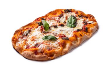 Mozzarella, domates, peynir ve fesleğenli İtalyan pizzası.