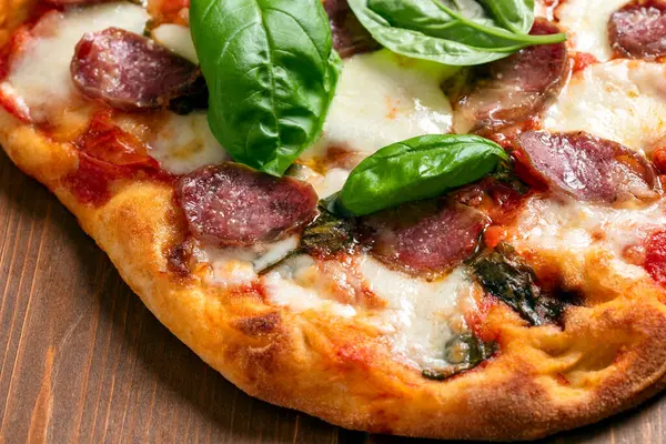 İtalyan biberli pizza, mozzarella, salam ve fesleğen.